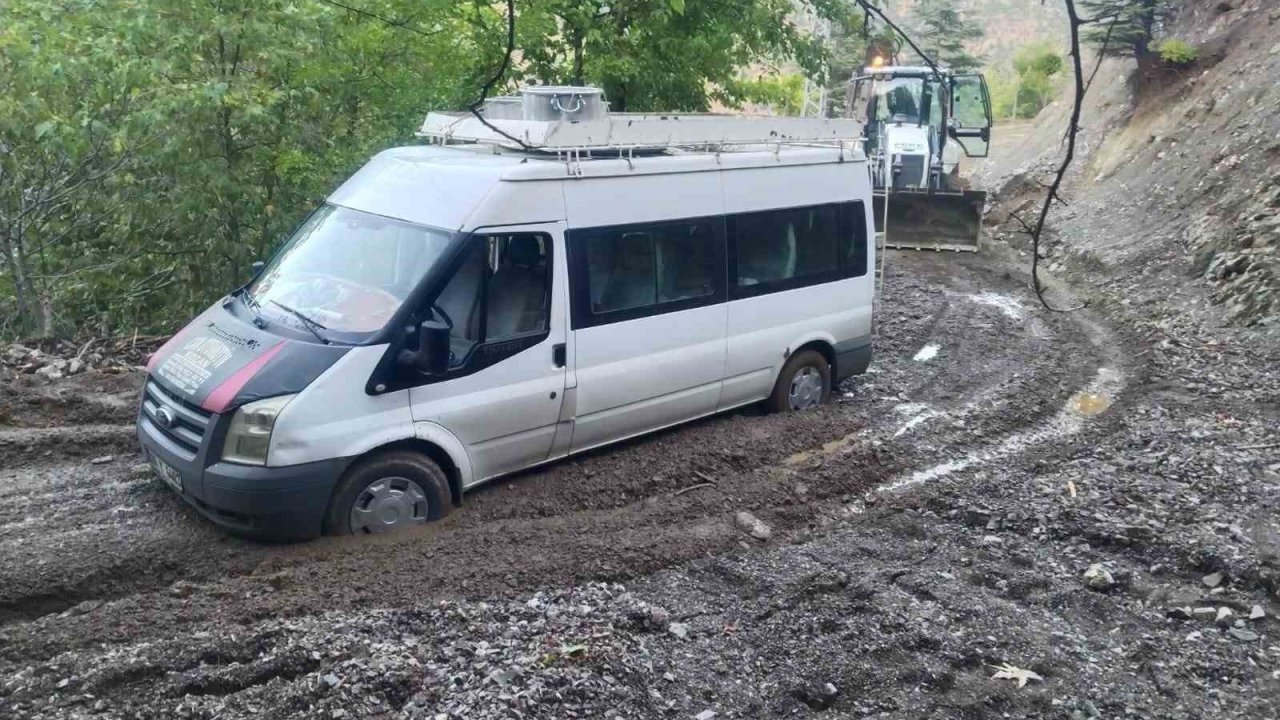 Şiddetli yağış nedeniyle kapanan yollar açıldı