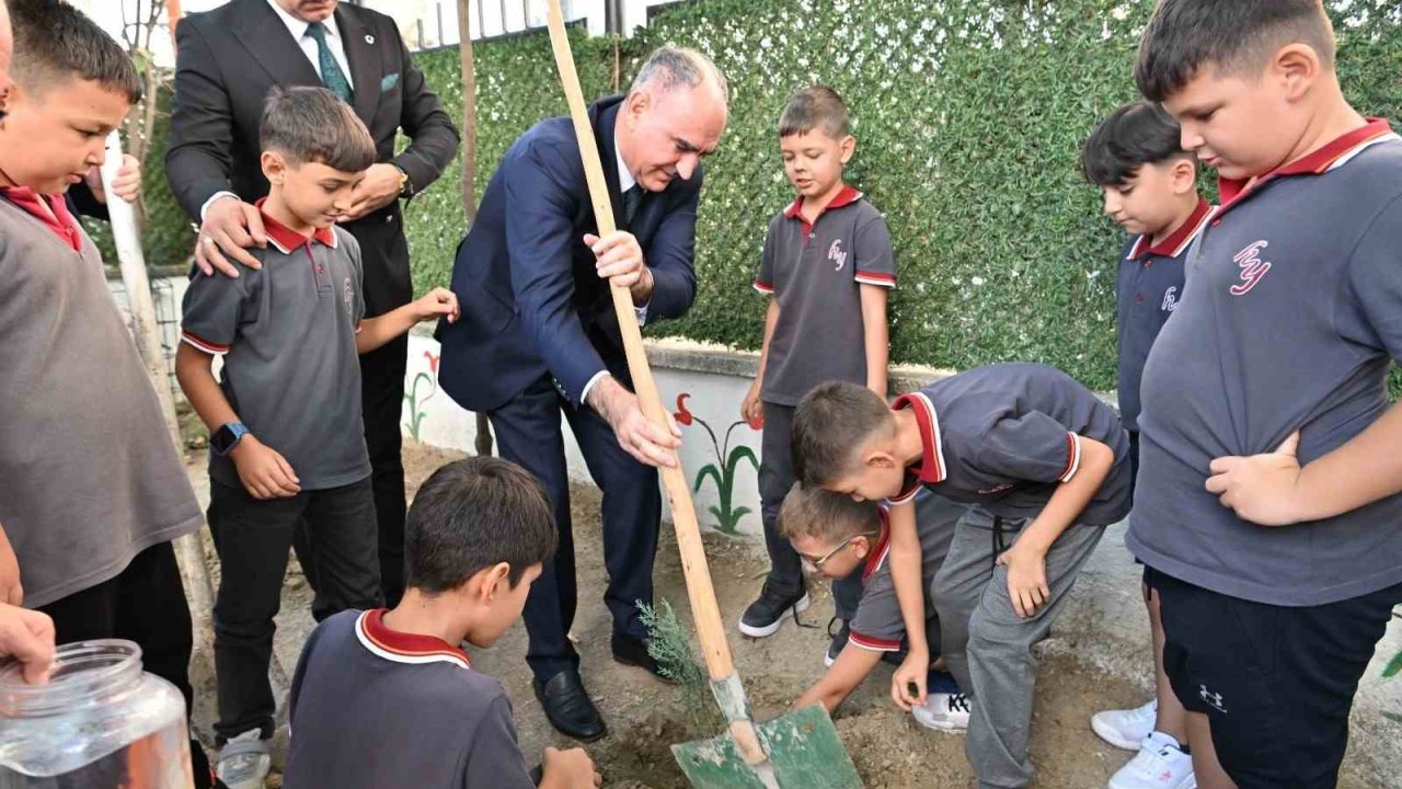 Manisa’da eğitim yılı fidan dikimiyle başladı