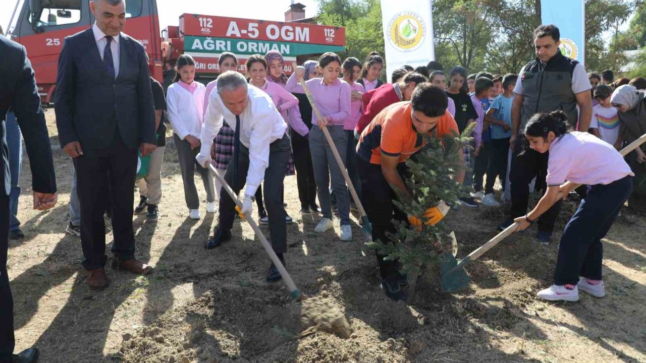 Ağrı Milli Eğitim Müdürü Kökrek, öğrencilerle birlikte ‘Yeşil Vatan’ için fidan dikti