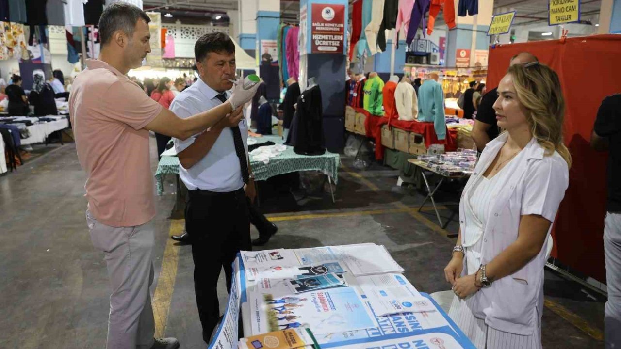 Tütün ürünlerinin zararlarını açtıkları stantta anlattılar