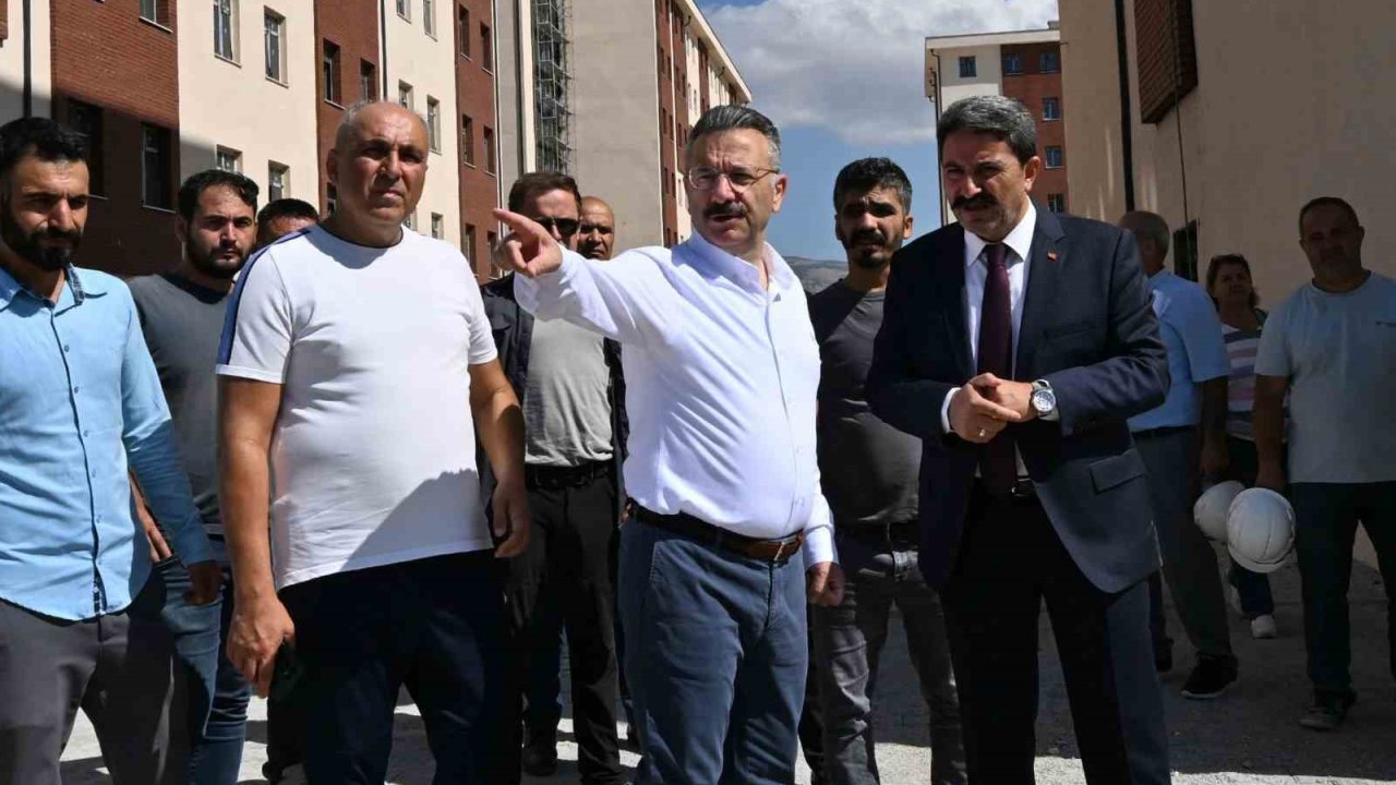 Vali Aksoy, Taptuk Emre Kız Öğrenci Yurdu inşaatında incelemelerde bulundu