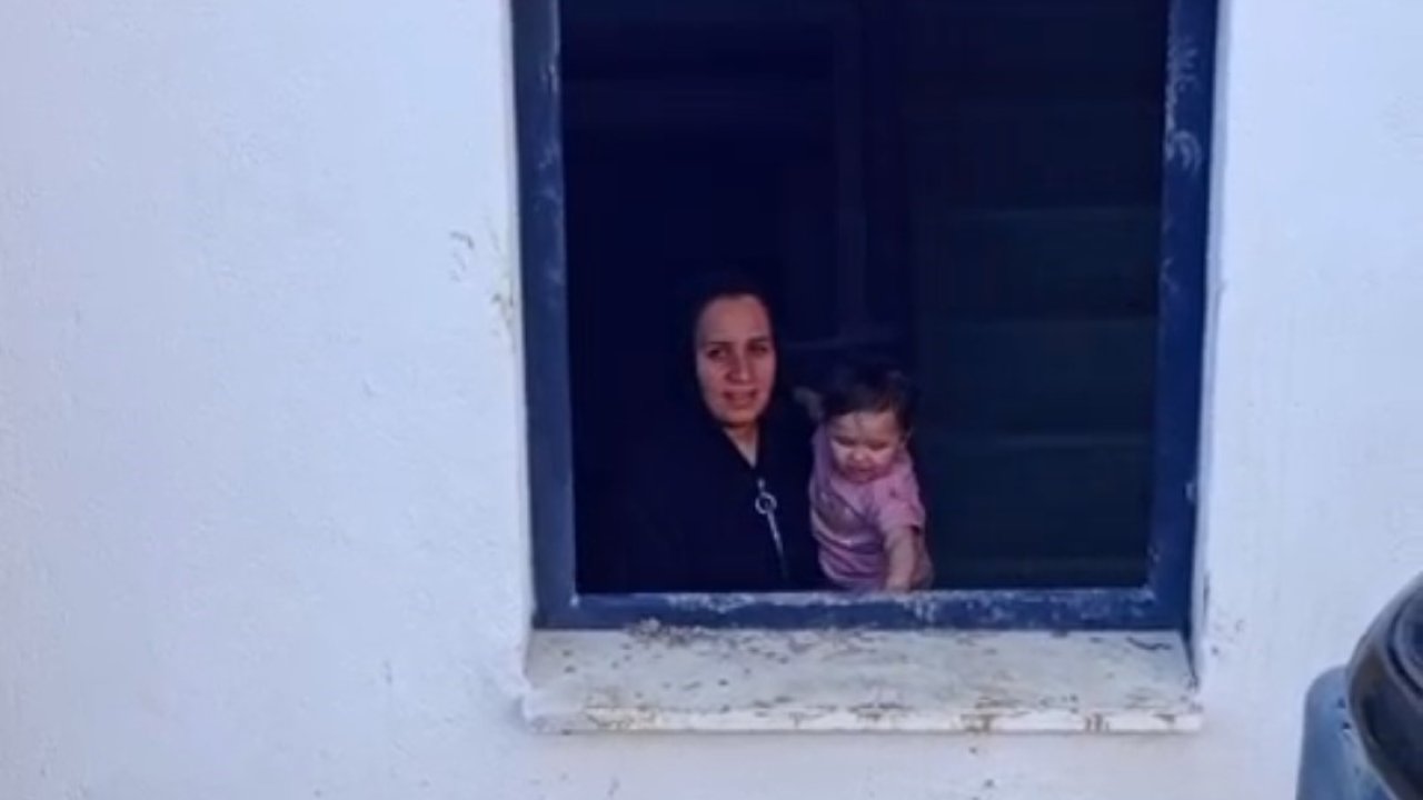 Evde mahsur kalan çocuk iş makinesi yardımıyla kurtarıldı