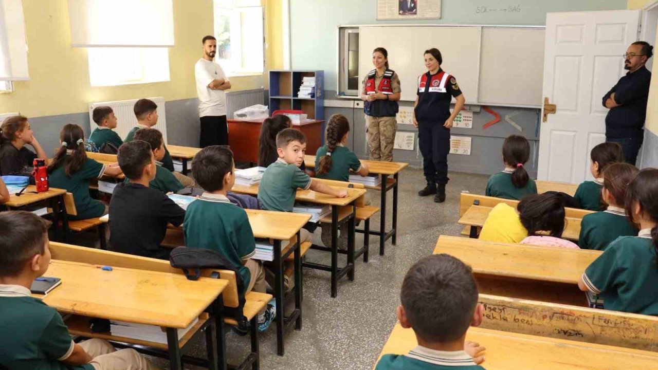 Bingöl’de jandarma öğrencilerin ilk gün heyecanına ortak oldu