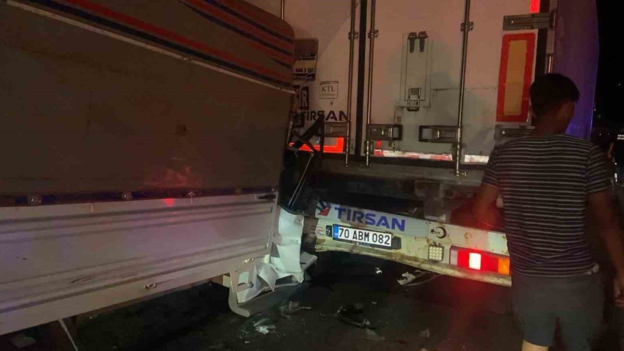 Kamyonet tıra arkadan çarptı: 1 ölü