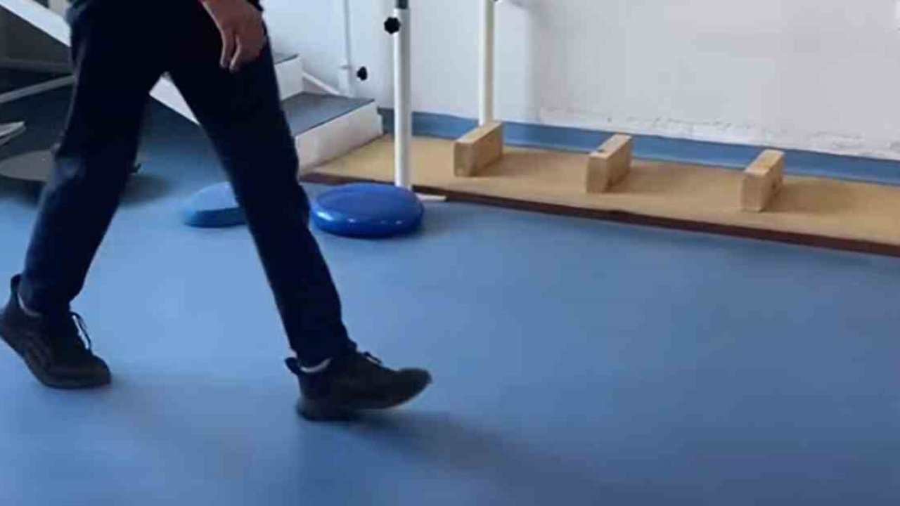 Bayburt’ta 7 yıldır parmak ucunda yürüyen çocuk özel tedavi programıyla normal yürüyüşüne kavuştu