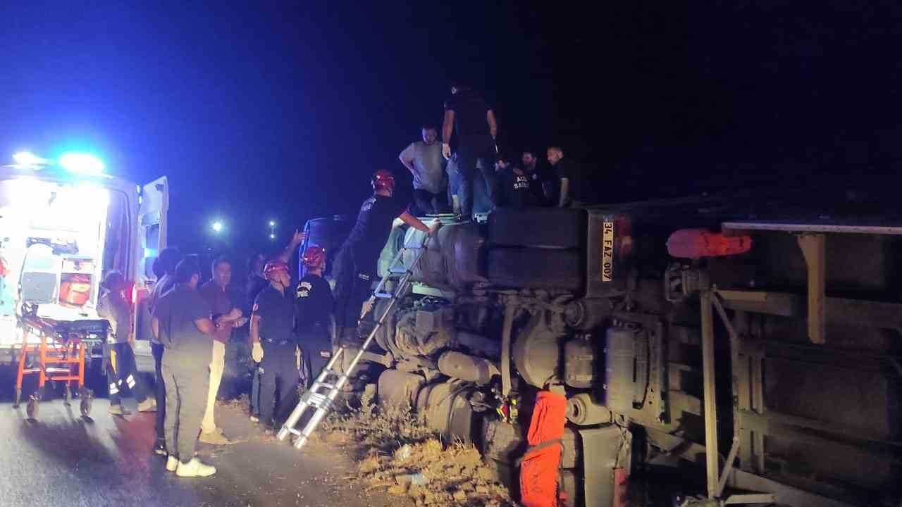 Balıkesir’de tır kazası: Sürücü ekipler tarafından kurtarıldı