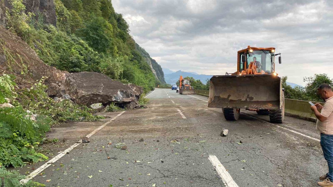 Artvin’de heyelan nedeniyle kapanan Karadeniz Sahil Yolu yeniden ulaşıma açıldı