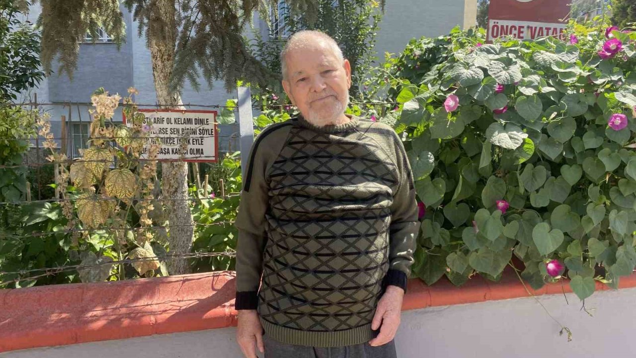 Bayram amcanın bahçeye yerleştirdiği özlü sözler dikkat çekiyor