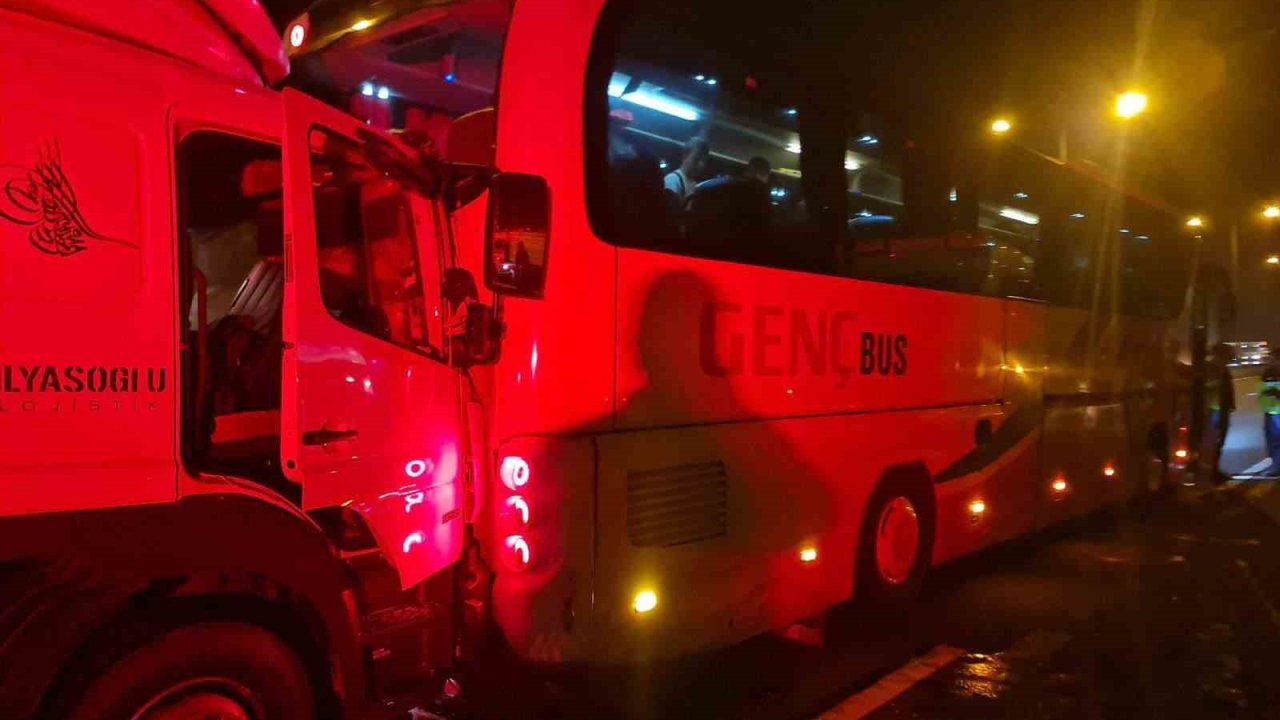 TEM’de lastiği patlayan otobüse kamyon çarptı: 1 yaralı