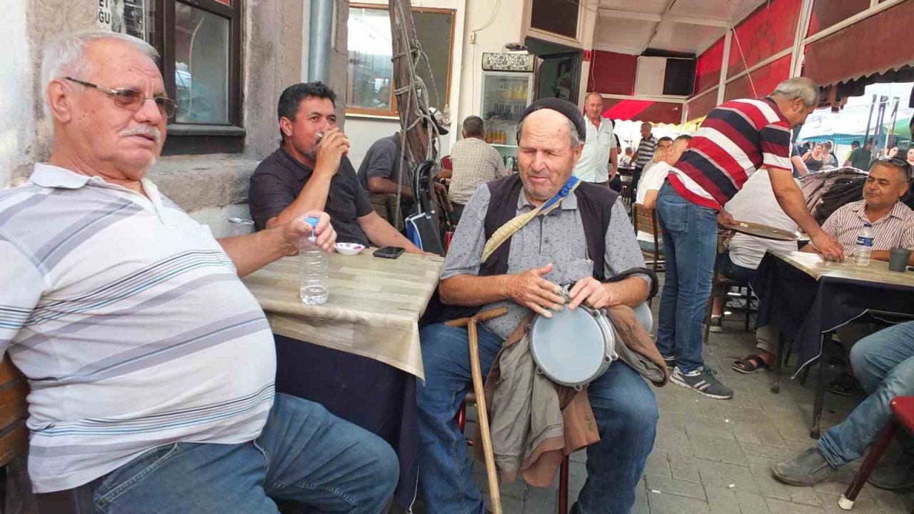 Görme engelli vatandaş 50 yıldır darbuka çalıp türkü söyleyerek geçimini sağlıyor