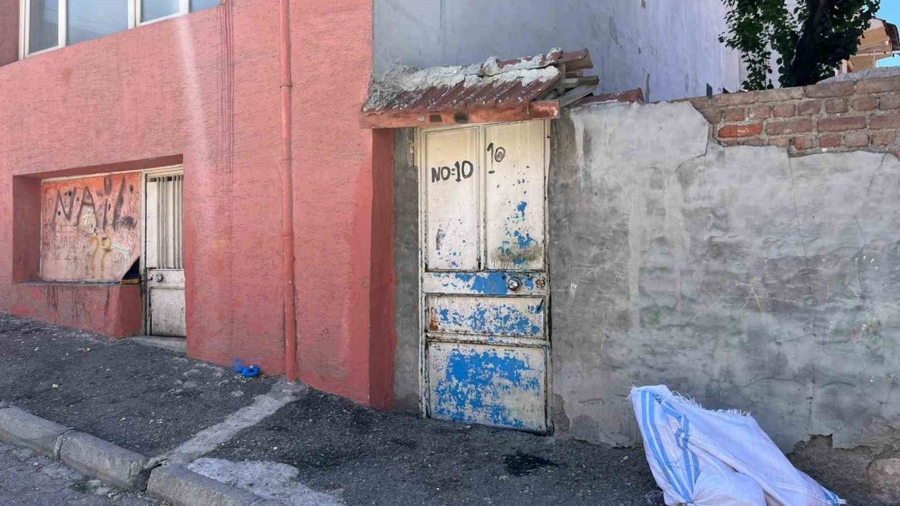 Eşini bayılıncaya kadar sokak ortasında döven şahıs kamerada