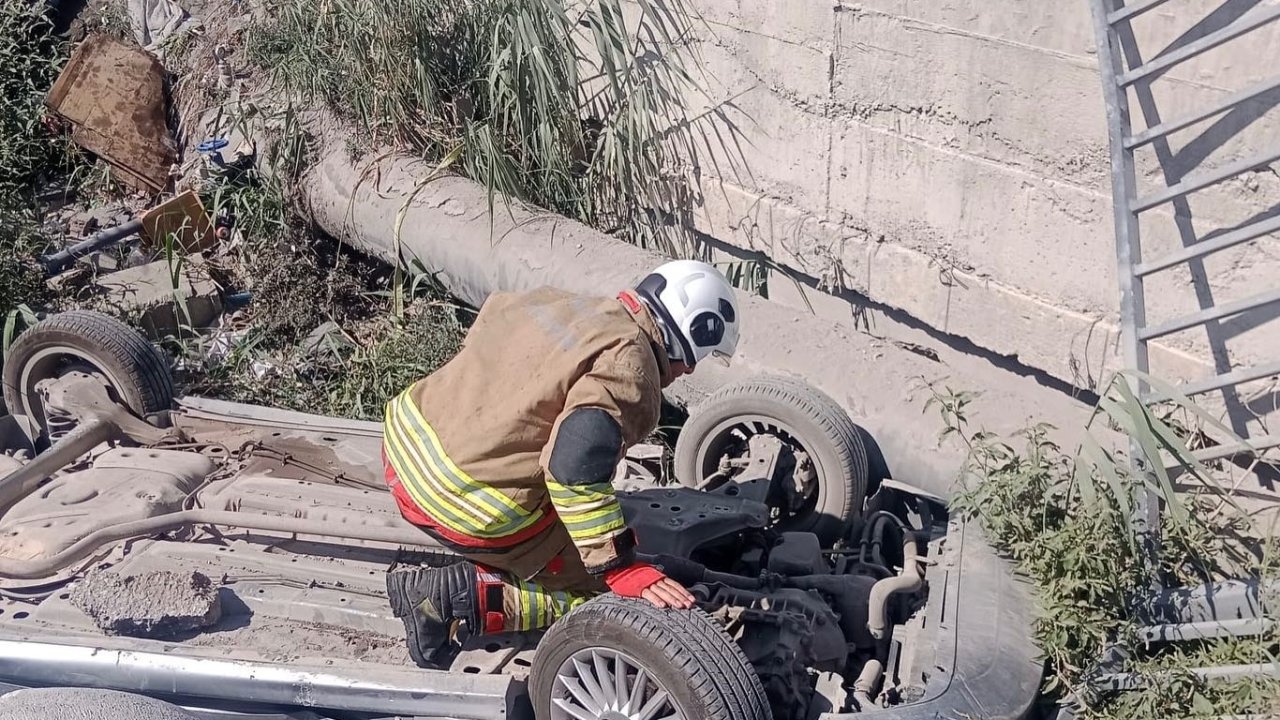 Antakya’da menfeze devrilen otomobilin sürücüsü yaralandı