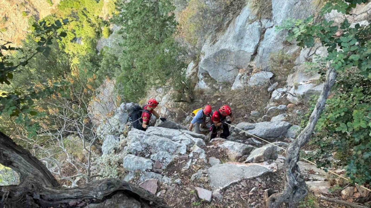 Fethiye’de kayalıklarda mahsur kalan Alman turisti JAK timi kurtardı