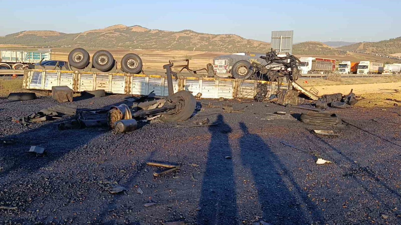 Freni patlayan mısır yüklü tır asfalt makinasına çarptı