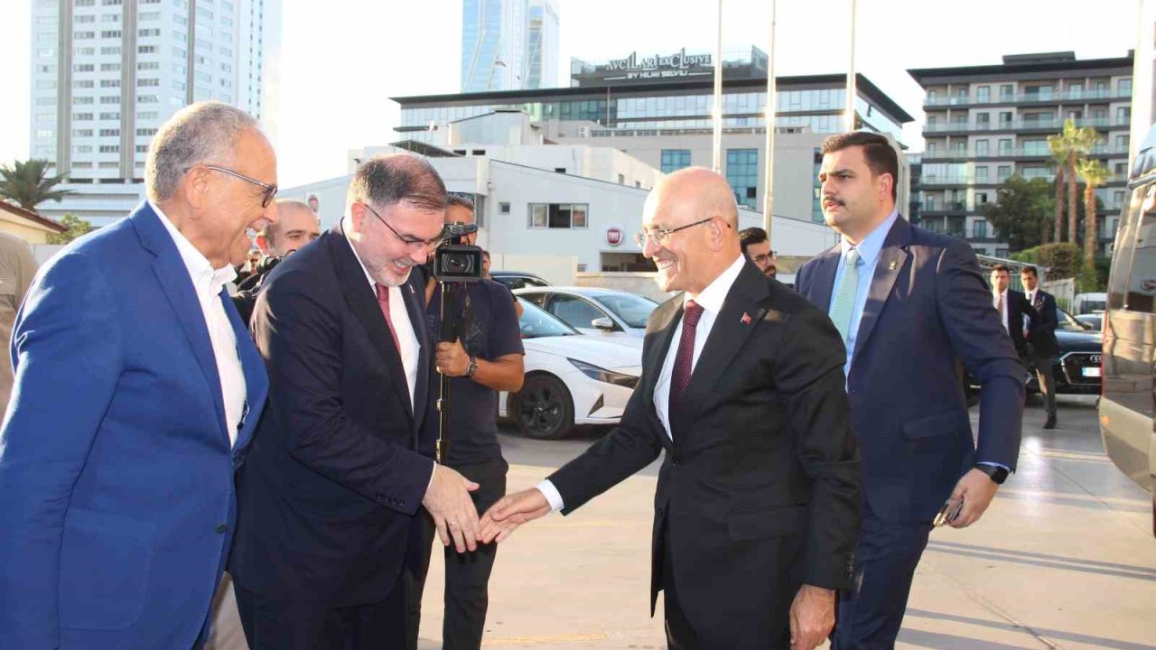 Bakan Şimşek: "İş insanlarıyla istişareler faydalı oldu, İzmir’in birçok konusuna vakıf olduk"