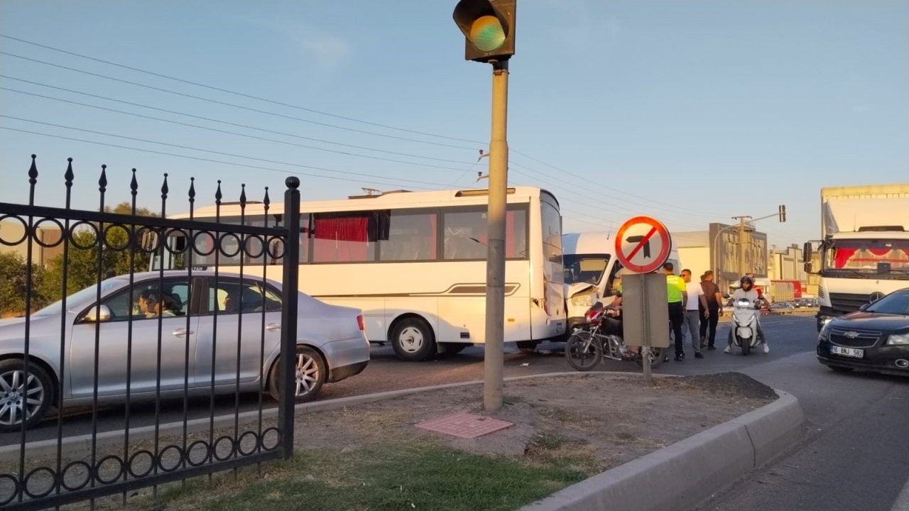 Bursa’da işci servisi ile yolcu minibüsü çarpıştı: 4 yaralı