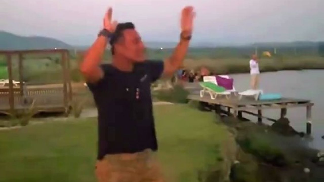 Hayranları tekneden, Mustafa Sandal kıyıdan şarkıya eşlik etti