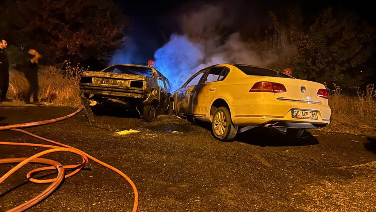 Kafa kafaya çarpışan otomobiller alev aldı: 2 yaralı