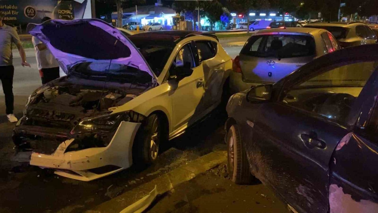 Kartal’da kontrolden çıkan otomobil park halindeki araçlara çarptı: 2 yaralı
