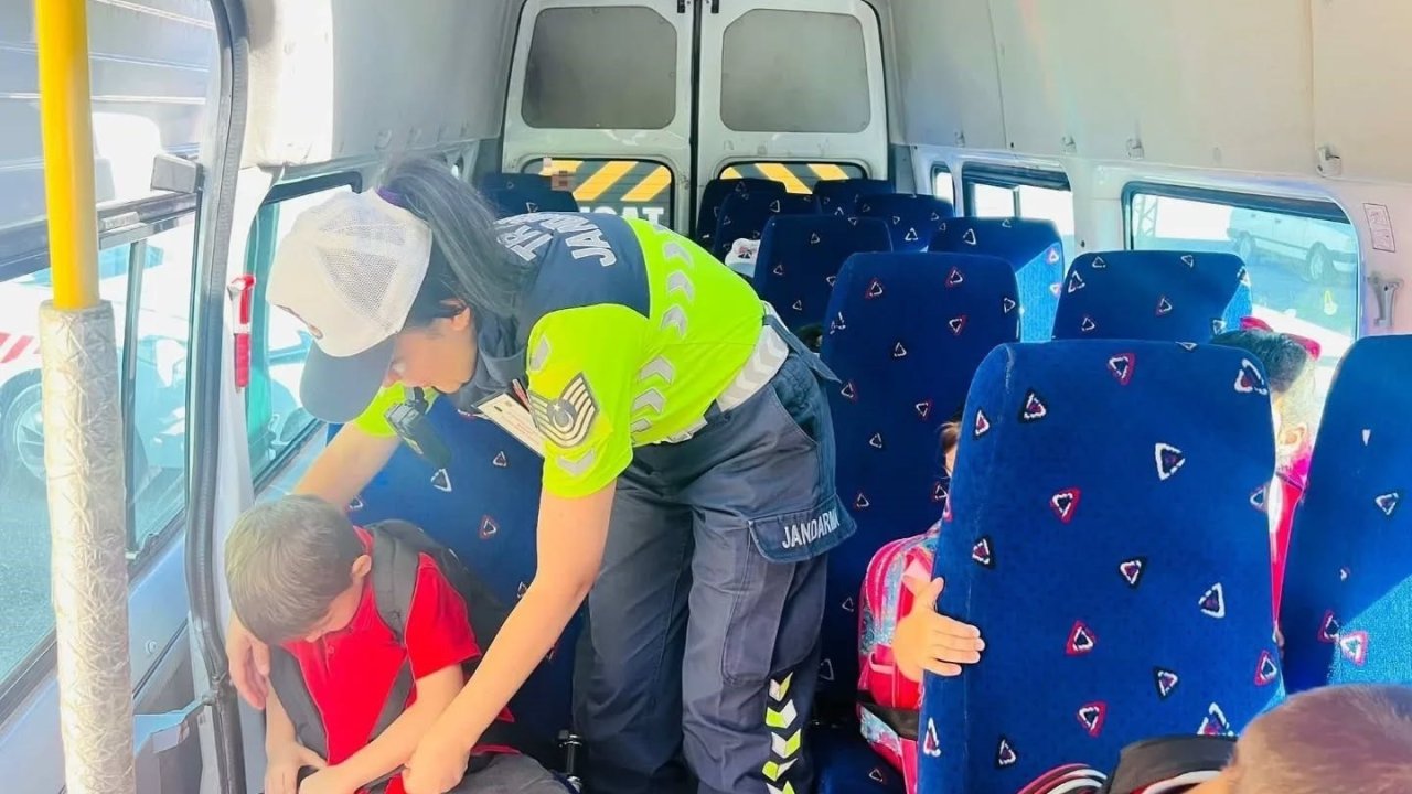 Jandarma okul servis araçlarını denetledi