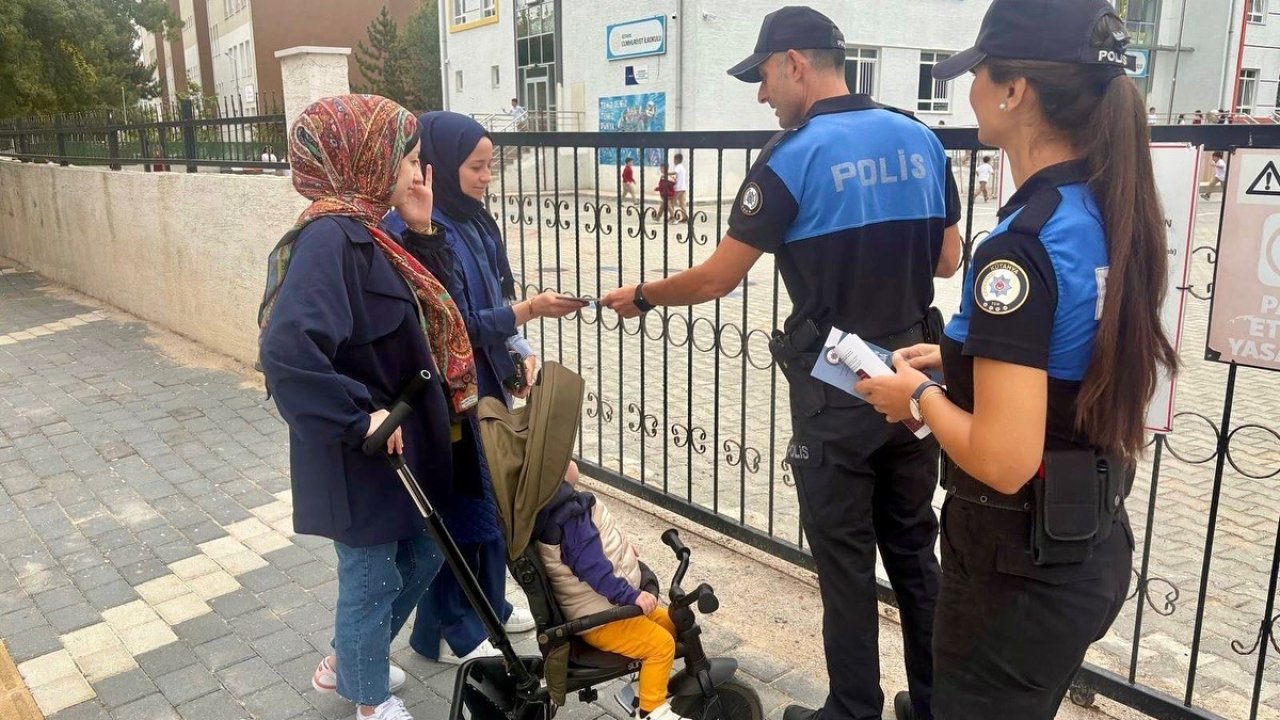 Polislerden velilere güvenli eğitim bilgilendirmesi