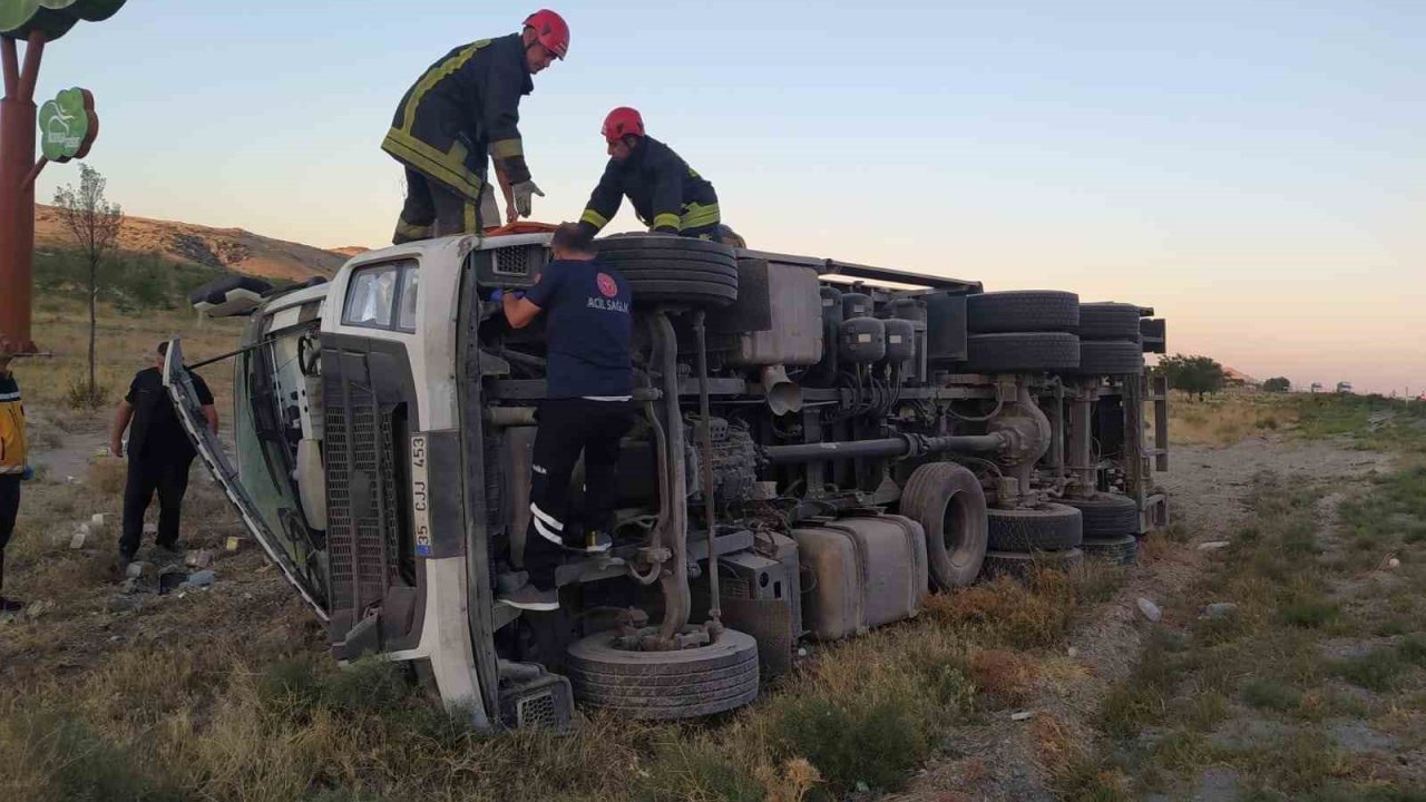 Karapınar’da kamyon devrildi: 2 yaralı