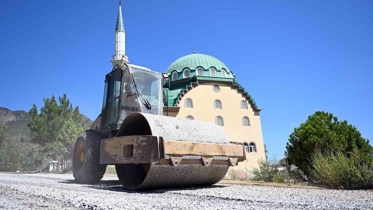 Anamur’da yol yenileme çalışmaları tamamlanıyor