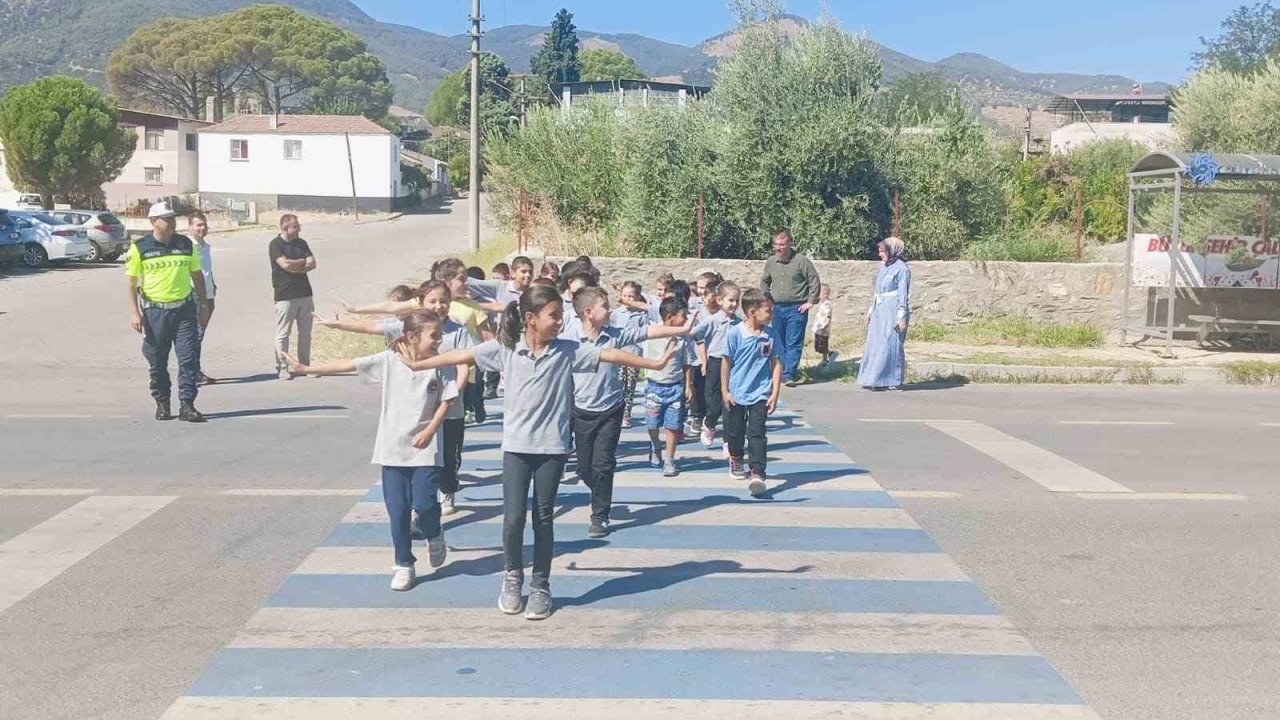 Karacasu’da öğrencilere trafik bilinci eğitimi