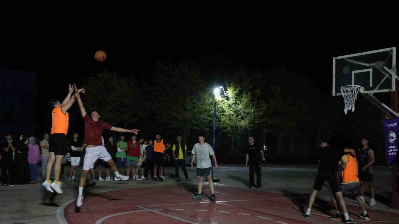 Sokak basketbolunda kupalar sahiplerini buldu
