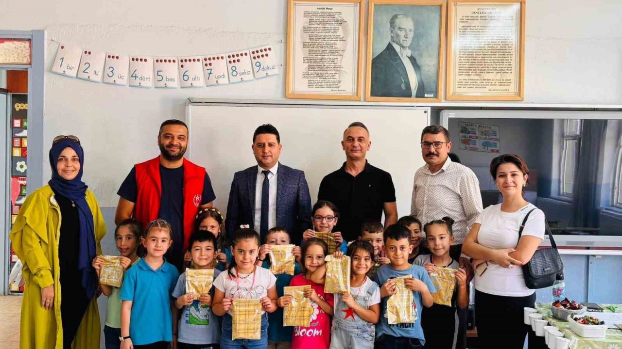 Ilıdağlı öğrenciler kırtasiye malzemeleri sevinci yaşadı