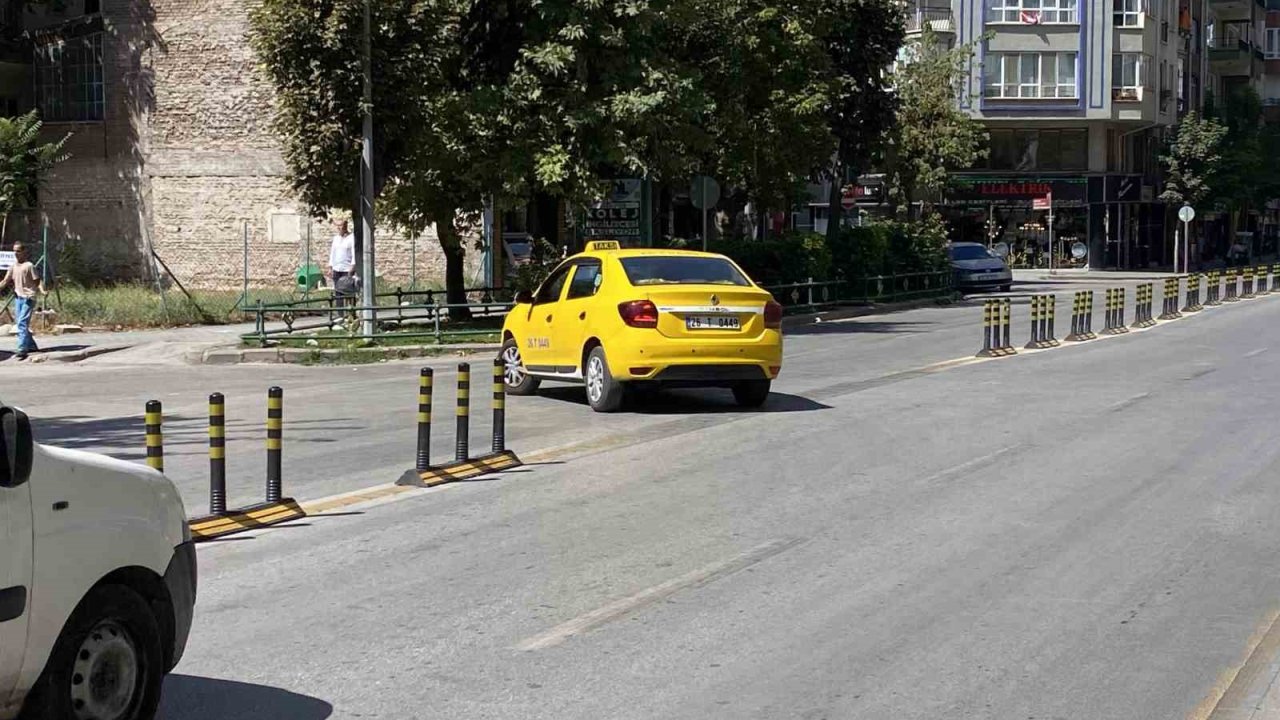 Atatürk Caddesi’nde trafik çilesi bitmiyor