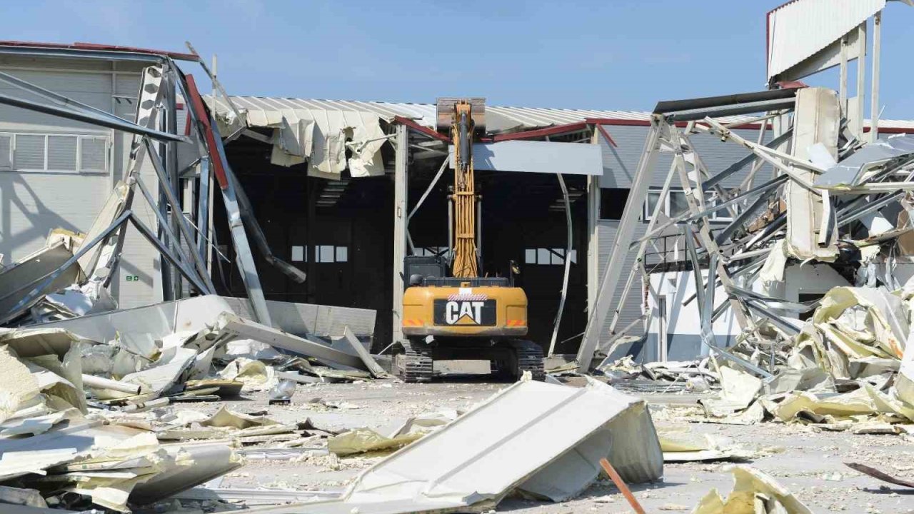 Tahtalı Mahallesi’nde 3 kaçak yapı yıkıldı