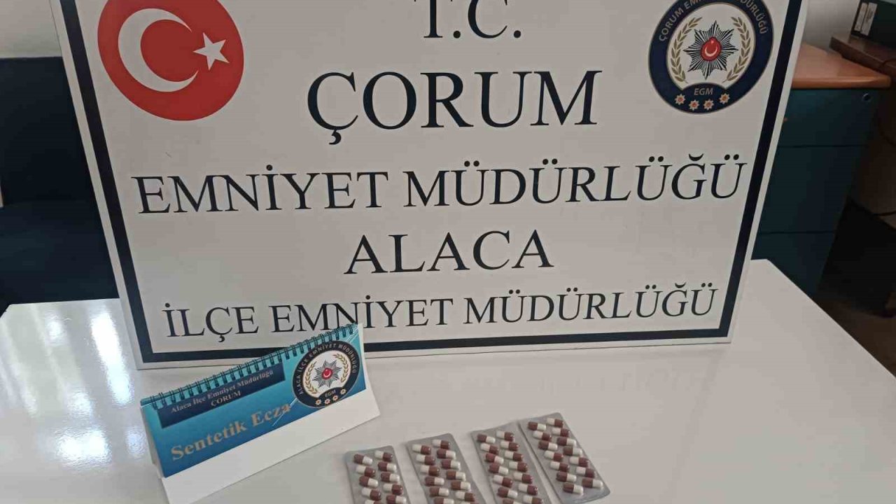 Polisin durdurduğu şahısların üzerinden 56 adet sentetik ecza hapı çıktı