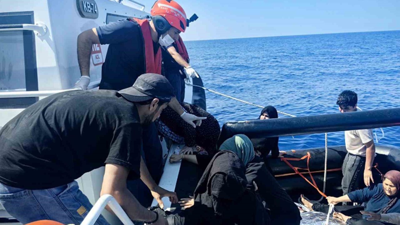 Yunanistan’ın geri ittiği 35 düzensiz göçmen kurtarıldı