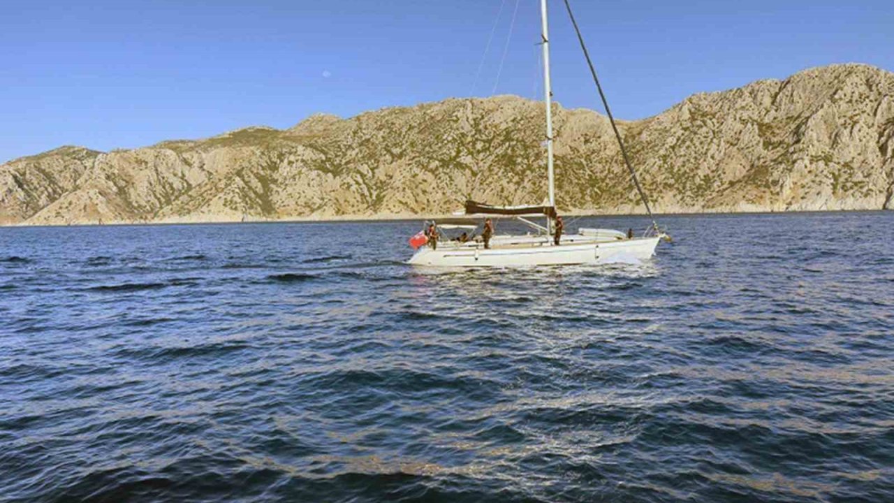 Yelkenli teknede 80 düzensiz göçmen ve 2 göçmen kaçakçısı yakalandı