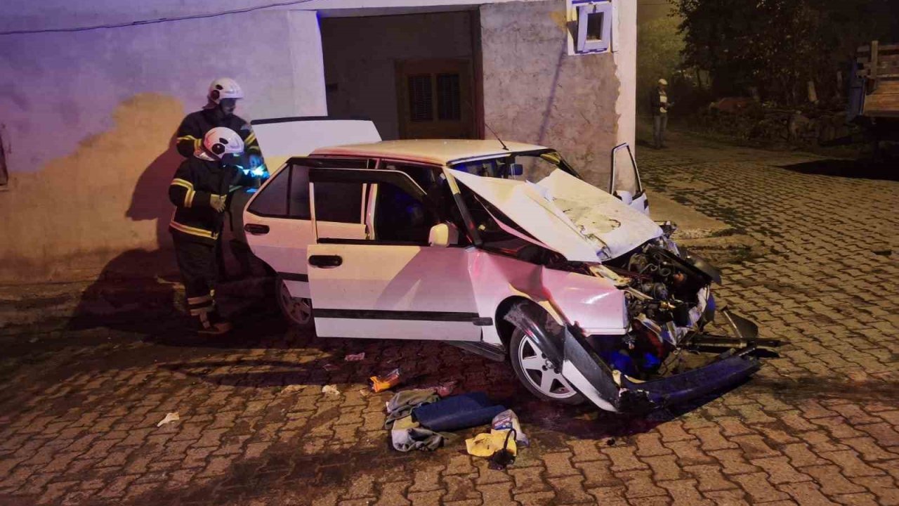 Kaza sonrası hurdaya dönen Tofaş, 1 kişiye mezar oldu