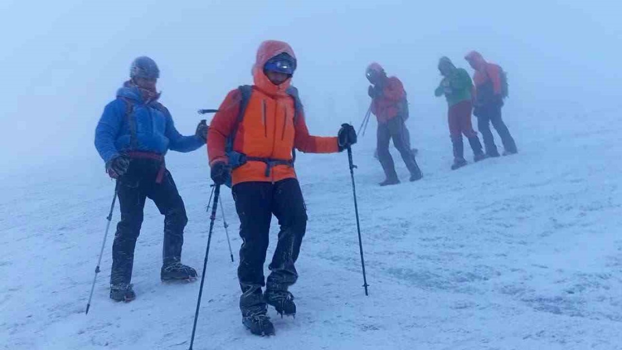 Ağrı Dağı’nda kar ve fırtına, dağcılara zorlu anlar yaşattı