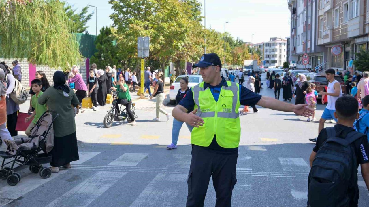 Esenyurt’ta zabıta ekipleri okulların açılmasıyla birlikte öğrencilerin güvenliği için görevde