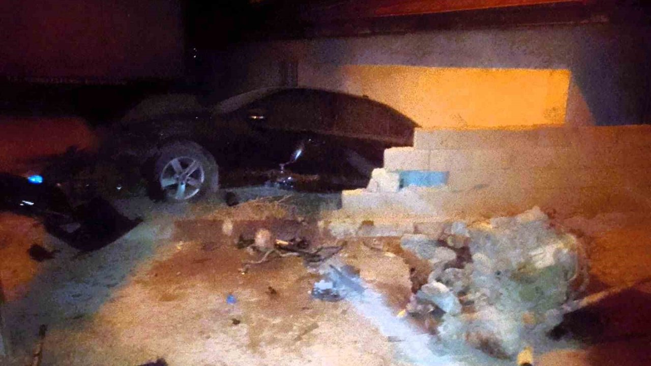 Duvarı yıkan lüks otomobil bahçeye daldı