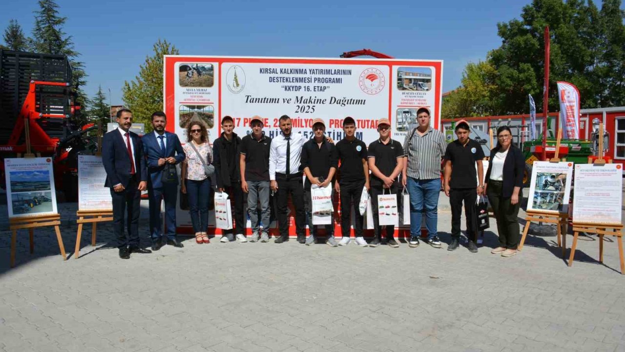 Çavdarhisar’da lise öğrencilerine tarım makineleri tanıtıldı