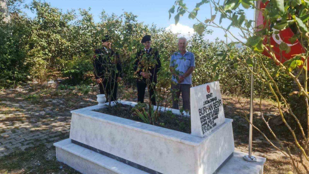 Jandarma şehit ailesini ve kabrini ziyaret etti