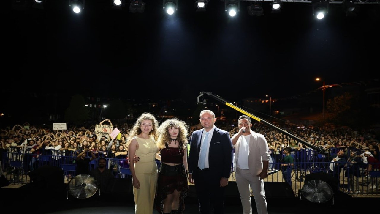 Sena Şener, 27. Çivril Elma Festivalinde unutulmaz bir gece yaşattı