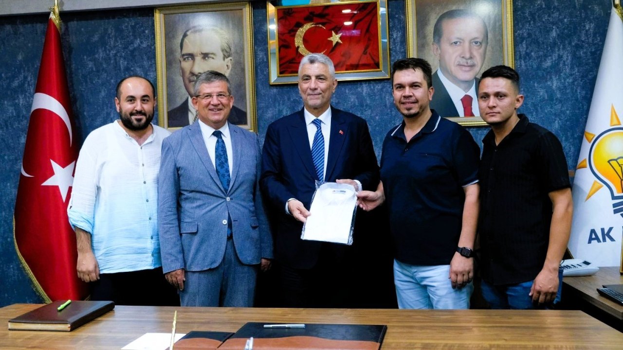 Bakan Bolat’a tescilli Buldan bezinden üretilen gömlek hediye edildi