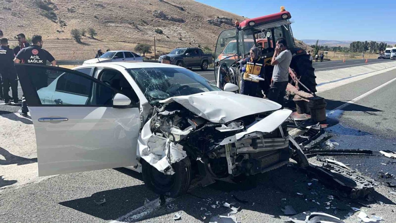 Otomobil ile traktör çarpıştı: 4 yaralı