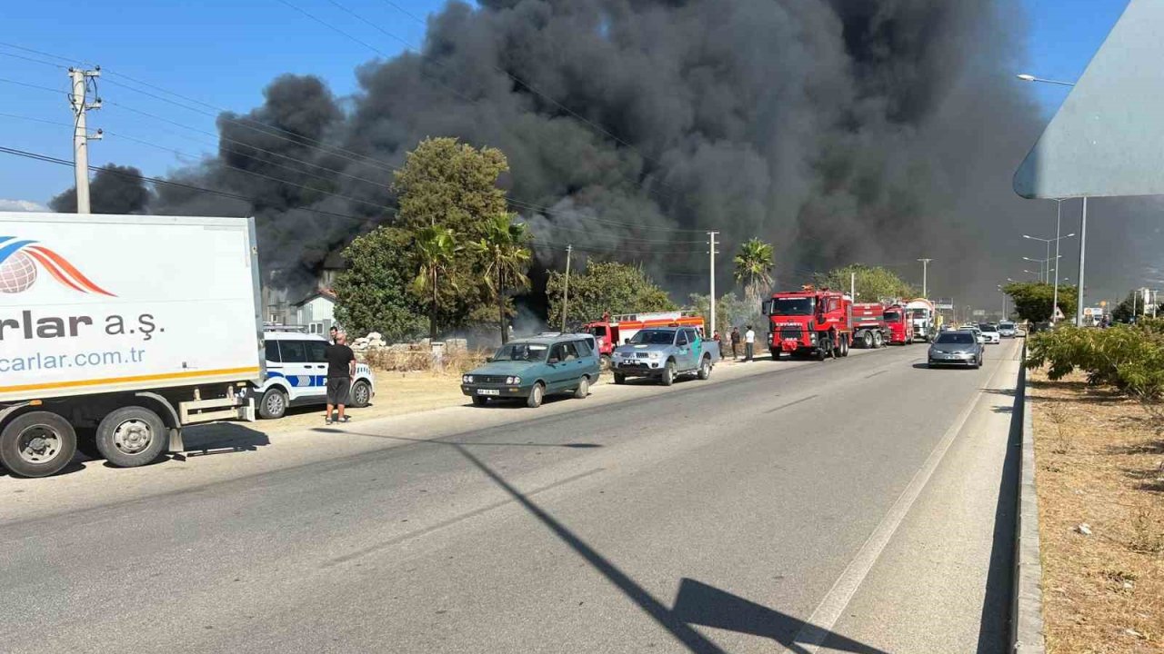 Seydikemer’de kereste deposunda yangın