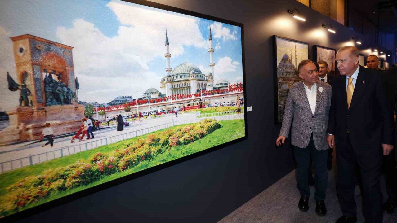 Cumhurbaşkanı Erdoğan ’Beş Ressam Bir Şehir Canım İstanbul’ sergisini gezdi
