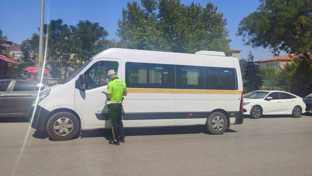 Manisa’da 2 okul servis aracı trafikten men edildi