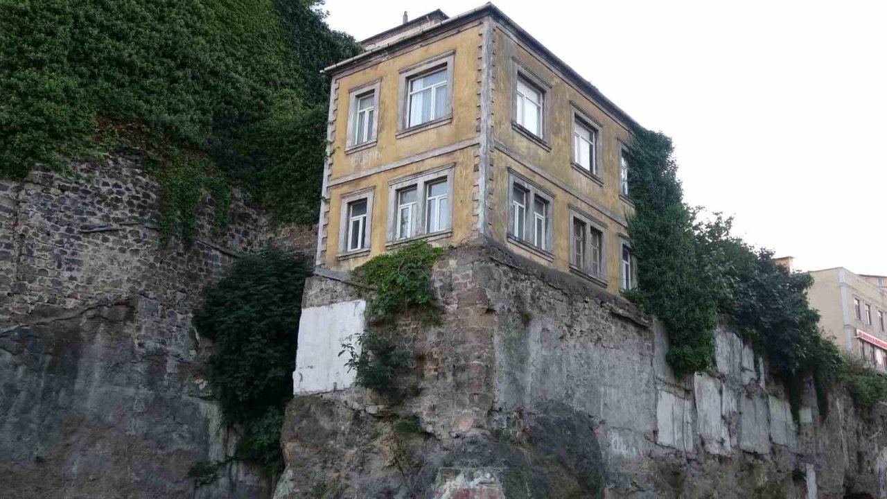 Trabzon’un tarihi surları üzerindeki evler zamana direniyor