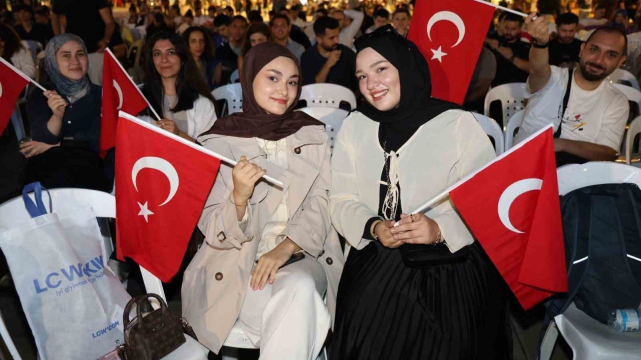 Ay yıldızlı coşku meydana sığmadı