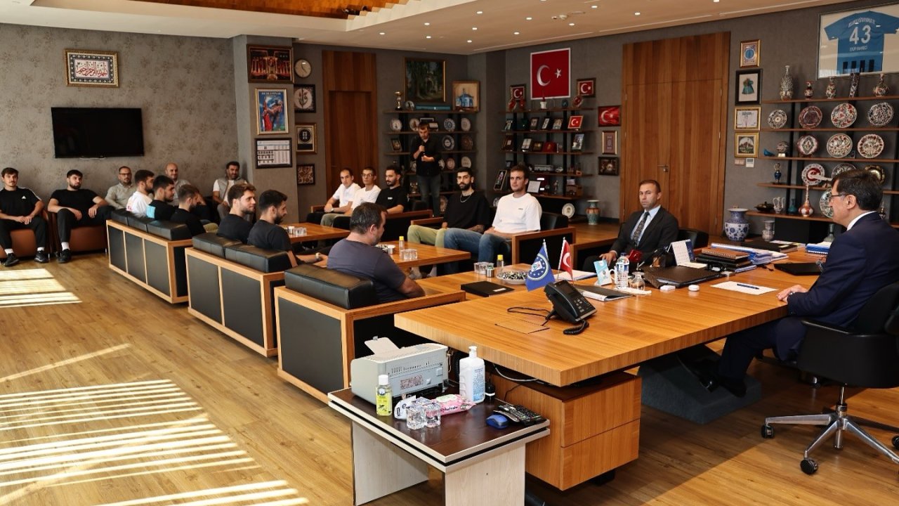 Başkan Kahveci, şampiyon basketbolcuları makamında ağırladı